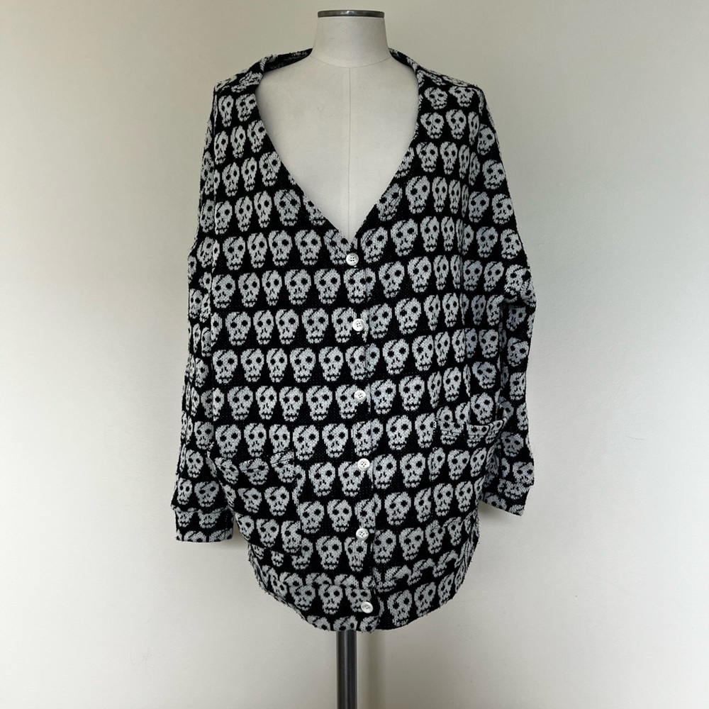 Black and White Skull Print Women's Top